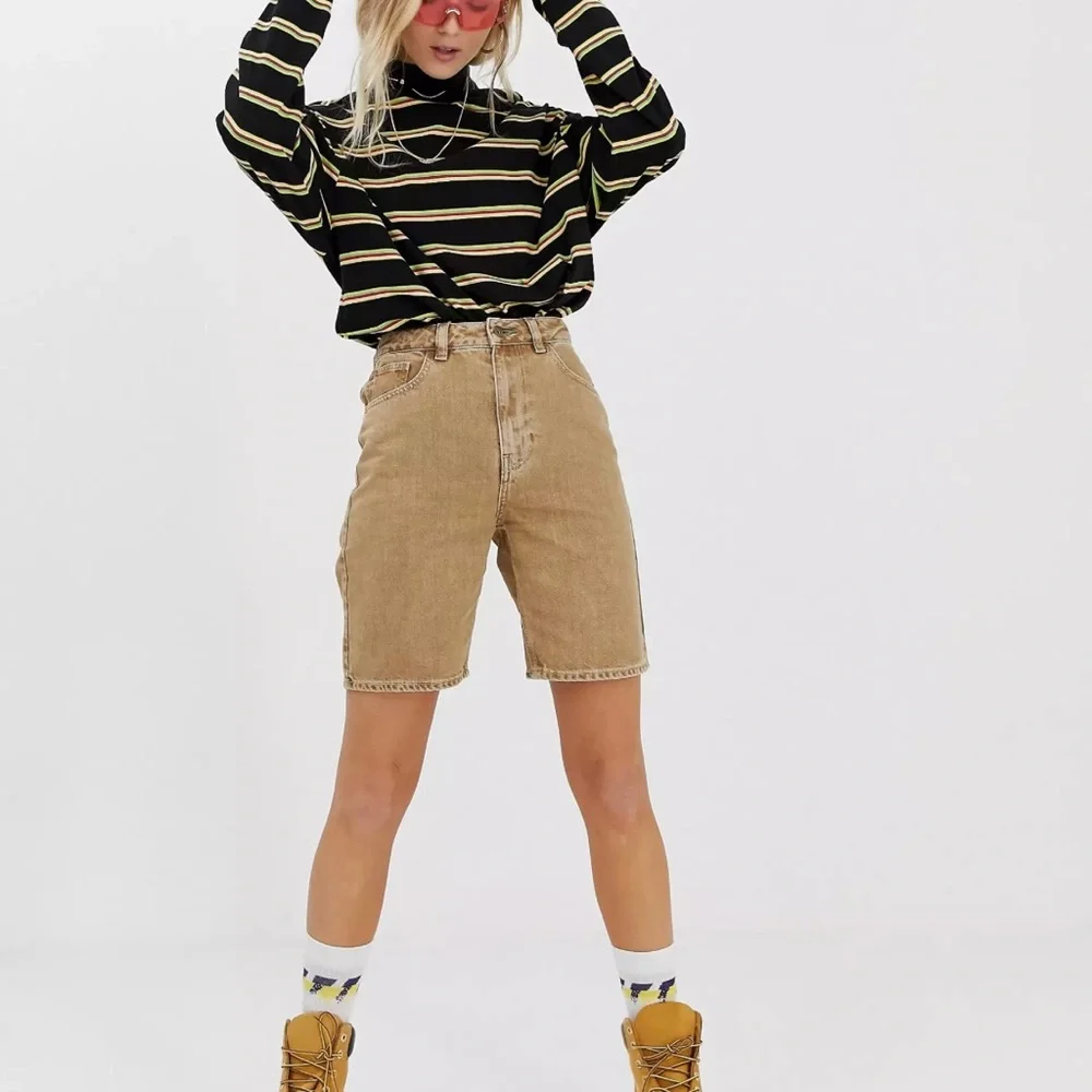 COLLUSION 90s Dad long line denim shorts‎ in sand Size 6